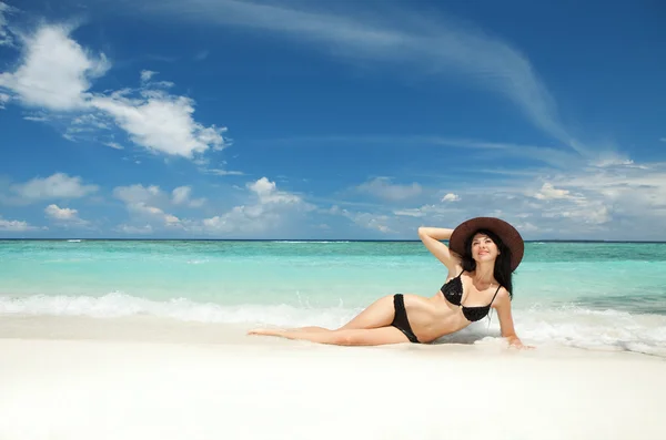 Feliz mulher da moda descansar na praia — Fotografia de Stock
