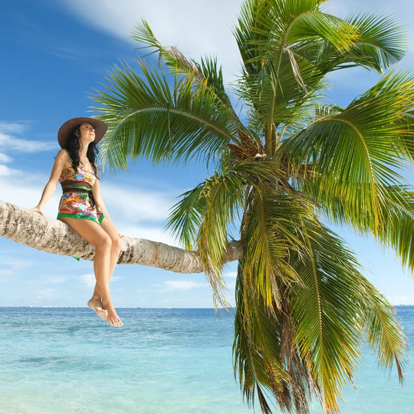 时尚女人选址在海滩上的棕榈树 — 图库照片