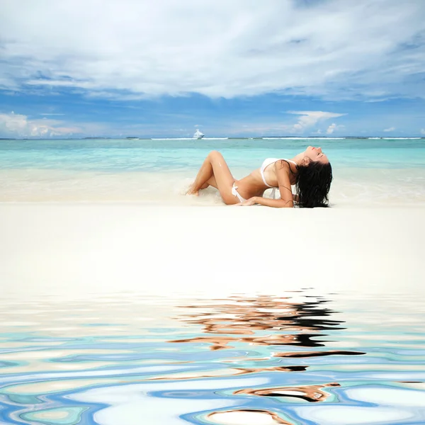 Boldog, fiatal nő pihenés a tengerparton — Stock Fotó
