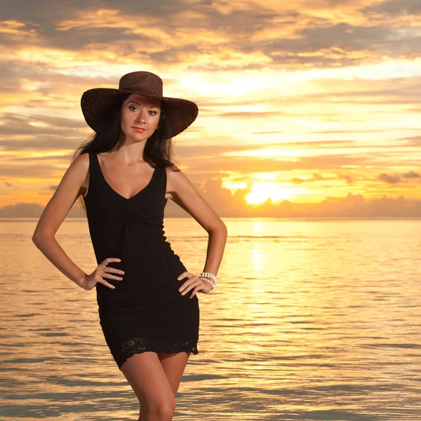 Mode kvinna på havet solnedgång bakgrunden — Stockfoto