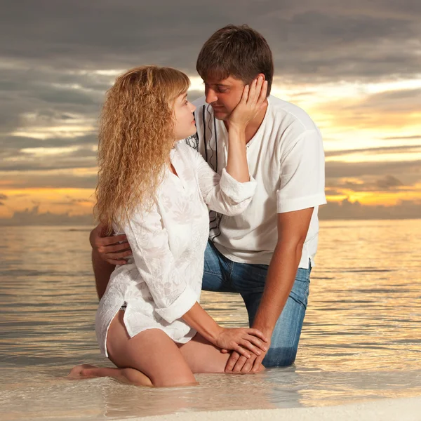 关于海上日落背景对年轻夫妇 — 图库照片