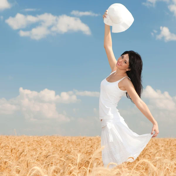 Young woman in the field of golden wheat — Stock Photo, Image