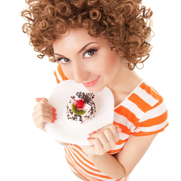 Mujer divertida comiendo el pastel en el fondo blanco — Foto de Stock