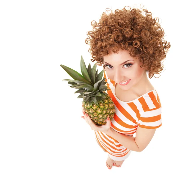Mulher divertida com abacaxi no fundo branco — Fotografia de Stock