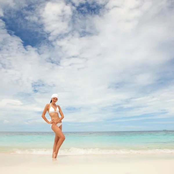 Mujer de moda feliz en la playa —  Fotos de Stock