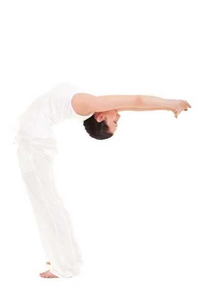 Junge Frau macht Yoga-Übungen — Stockfoto