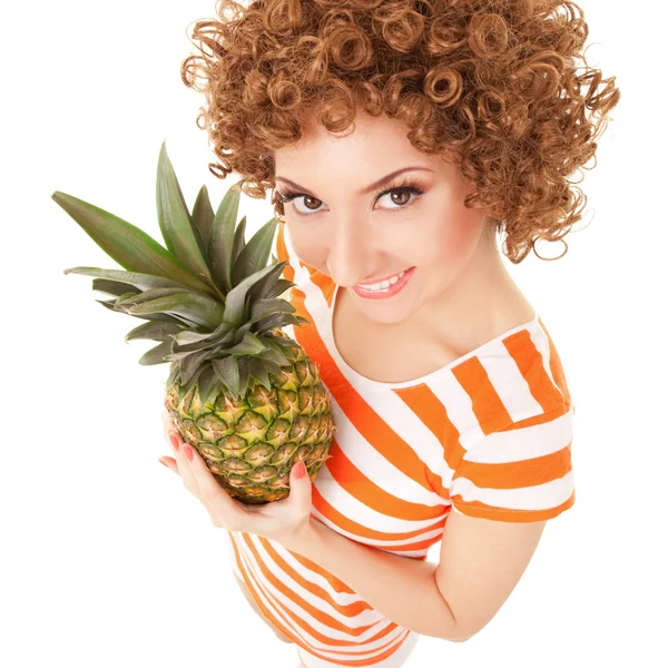 Kadın beyaz zemin üzerine ananas ile eğlenceli bir — Stok fotoğraf