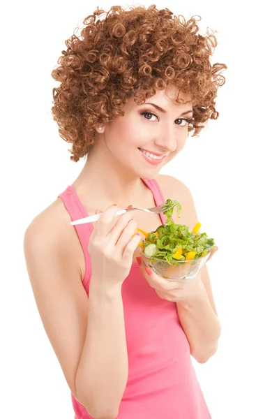 Mulher divertida comendo a salada no fundo branco — Fotografia de Stock