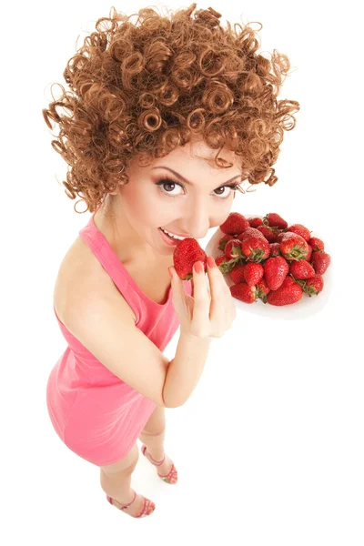 Femme amusante avec fraise sur le fond blanc — Photo