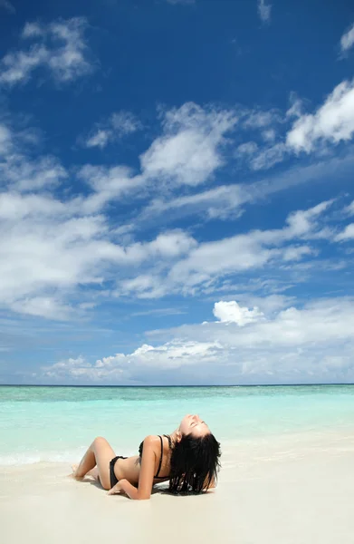 Mujer sexy descanso en la playa — Foto de Stock
