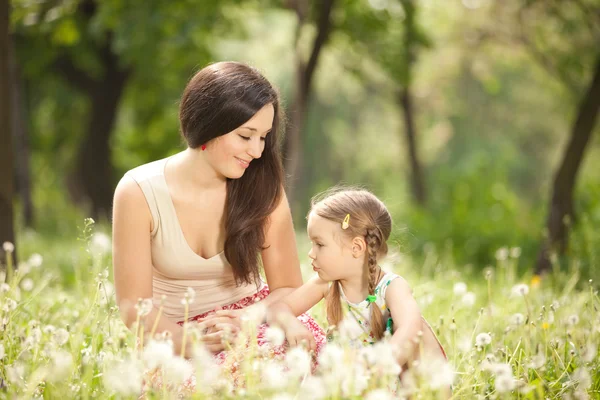 Mor kommunicera med dotter i parken — Stockfoto