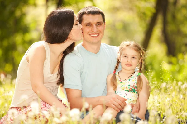 Lycklig mor, far och dotter i parken — Stockfoto
