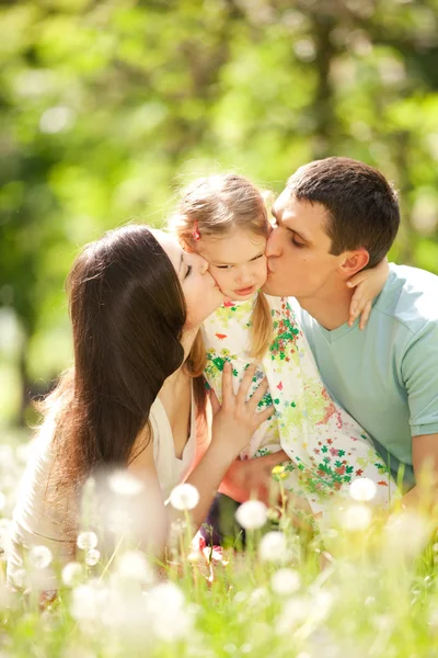 Gelukkige moeder, vader en dochter in het park — Stockfoto