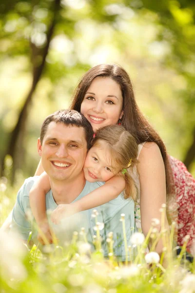 Счастливая мать, отец и дочь в парке Лицензионные Стоковые Изображения