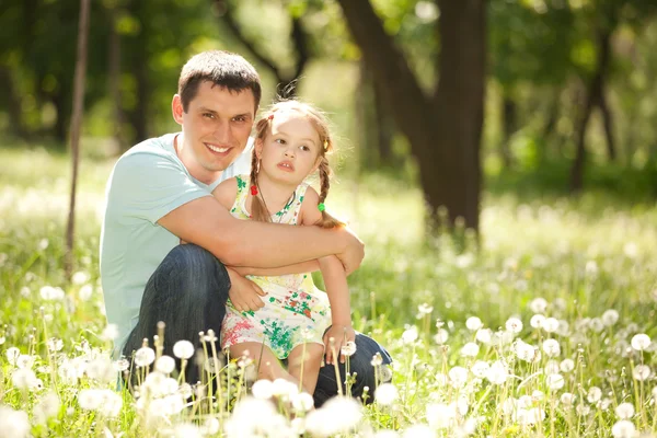 Отец и дочь в парке Лицензионные Стоковые Фото