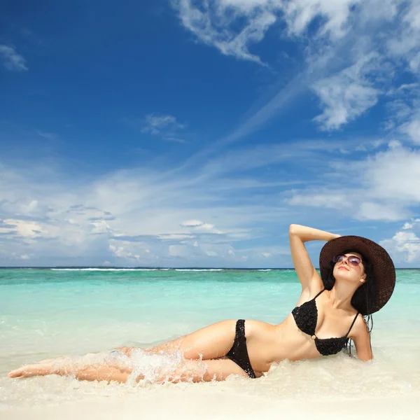 Feliz mujer de la moda descansar en la playa —  Fotos de Stock