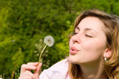 mutlu kız şişirme dandelion