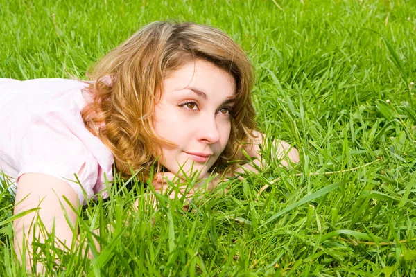 Doce mulher descansar na grama — Fotografia de Stock