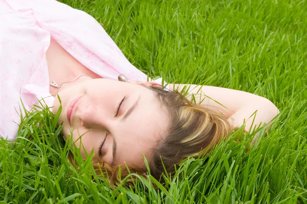 Dulce mujer descansar en la hierba — Foto de Stock