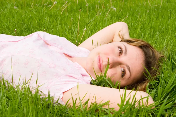 Mujer bonita descansar en la hierba verde —  Fotos de Stock