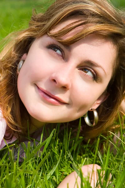 Douce femme repose sur l'herbe verte — Photo