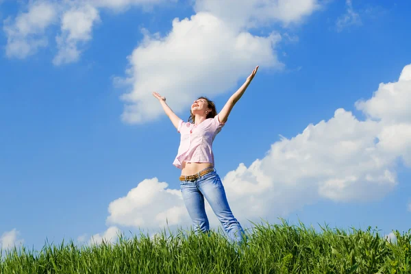 Glückliche junge Frau träumt davon, im Wind zu fliegen — Stockfoto