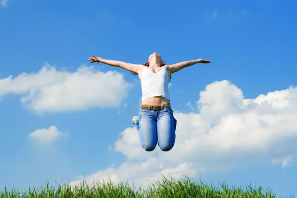 Boldog fiatal nő álmait-repülni a szélben — Stock Fotó
