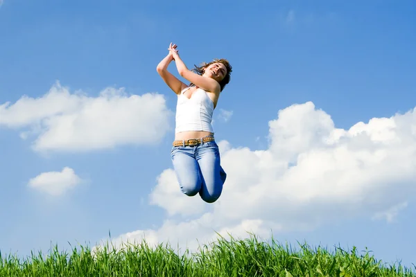 Bella giovane donna sta saltando — Foto Stock