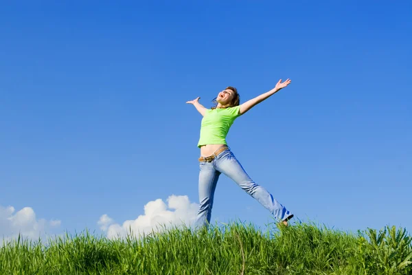 Mutlu genç kadın zıplıyor — Stok fotoğraf