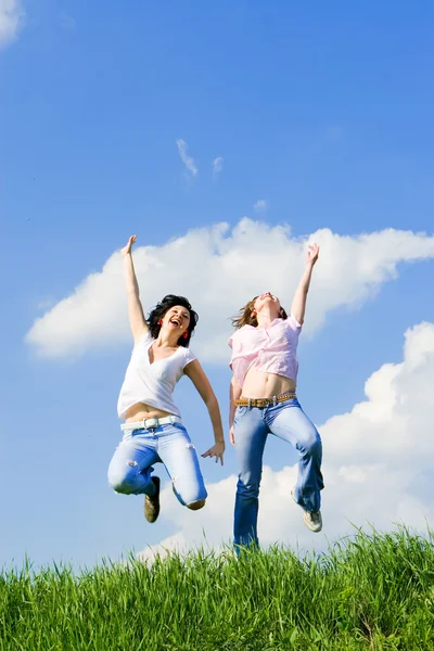 Felice giovani donne sta saltando — Foto Stock