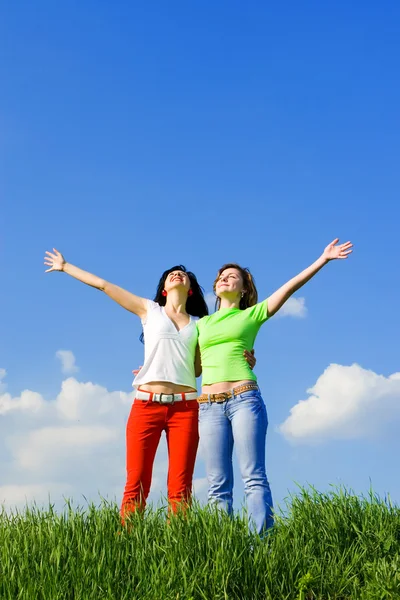 Zwei glückliche junge Frauen träumen vom Fliegen — Stockfoto