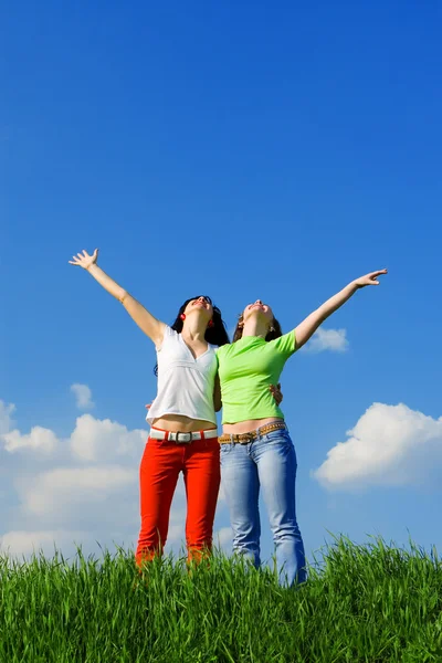 Zwei glückliche junge Frauen träumen davon, im Wind zu fliegen — Stockfoto