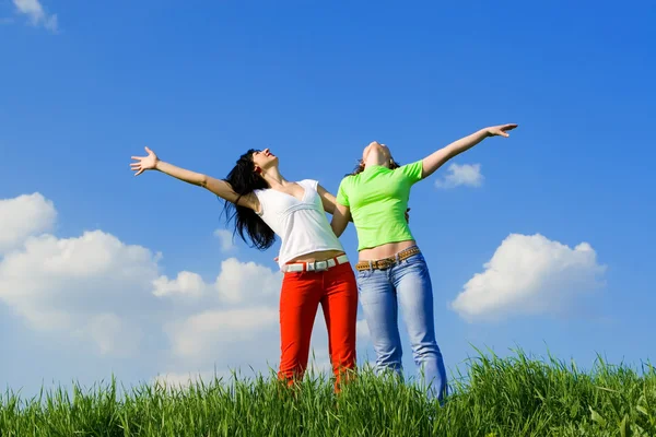 Dva šťastné mladé ženy sny létat — Stock fotografie