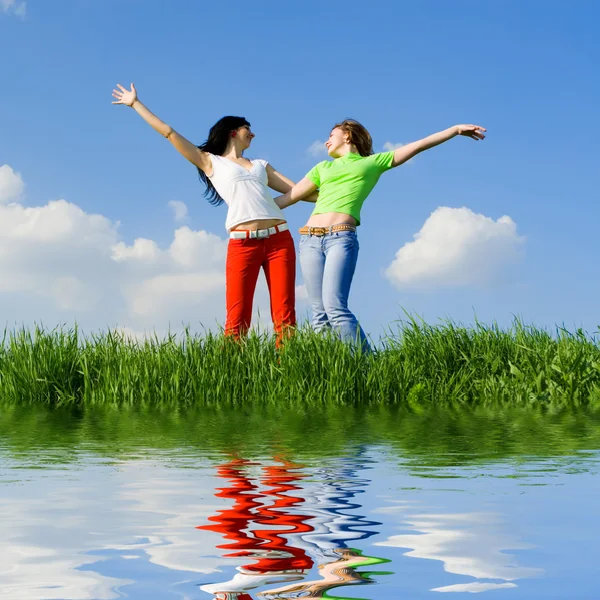 Dwie szczęśliwe młode kobiety marzą o lataniu na wietrze — Zdjęcie stockowe
