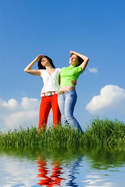 Twee gelukkige jonge vrouwen dromen om te vliegen op wind — Stockfoto