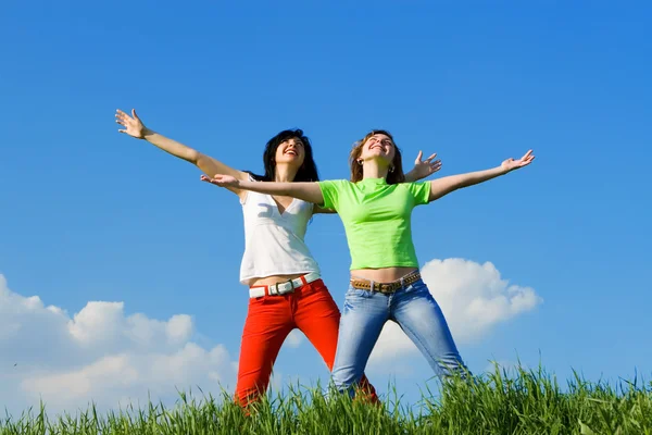 Två glada unga kvinnor drömmar för att flyga — Stockfoto