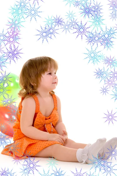 Šťastná dívka si hraje s barevnými balónky — Stock fotografie