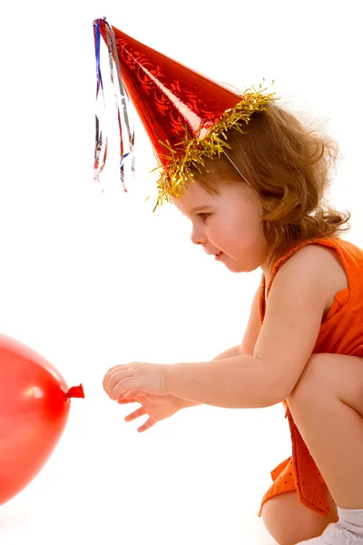 Счастливая девушка, играющая с цветными воздушными шарами — стоковое фото