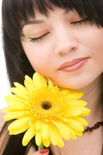 Młoda kobieta z gerber kwiat — Zdjęcie stockowe