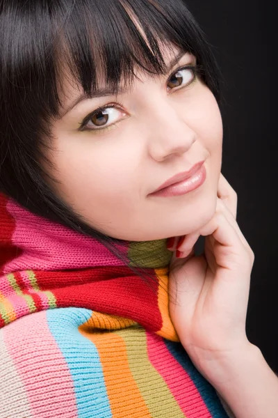 Porträtt av kvinnan med scarf på svart bakgrund — Stockfoto