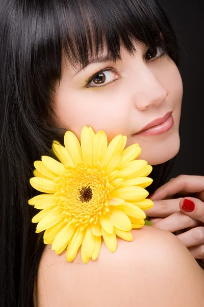 Молода жінка з квітками-гербами — стокове фото