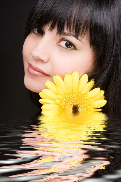 Giovane donna con fiore di gerbero — Foto Stock