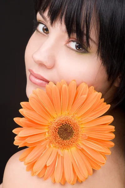 Молода жінка з квіткою — стокове фото
