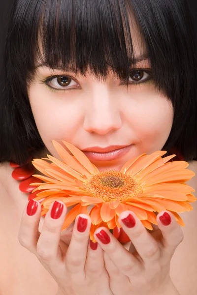 Mujer joven con flor de gerber — Foto de Stock
