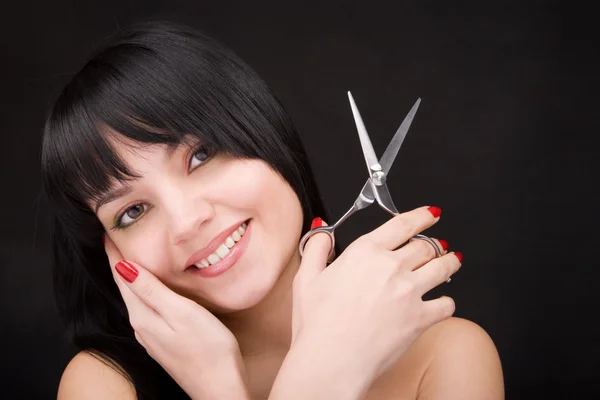 Krásná brunetka s nůžky kadeřníka — Stock fotografie