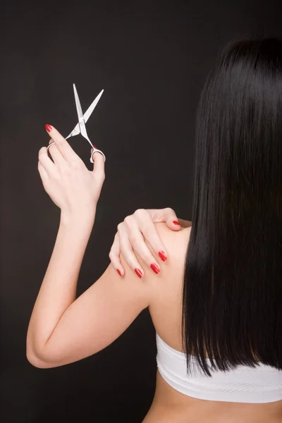 Bruneta s nůžky kadeřníka — Stock fotografie