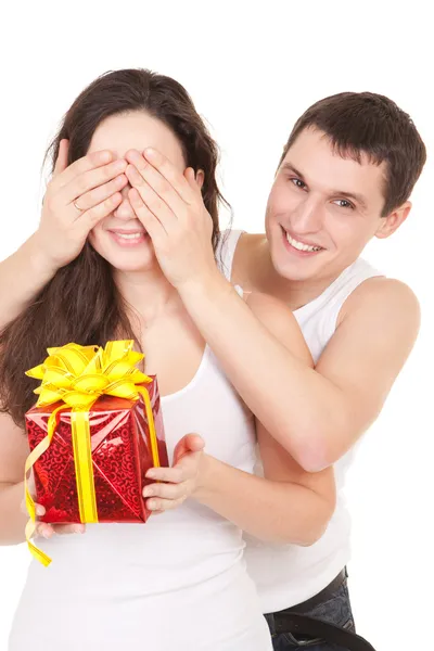 Giovane uomo presenta dono alla donna, su sfondo bianco — Foto Stock