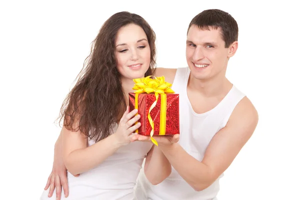 Jeune homme présente un cadeau à la femme, sur fond blanc — Photo