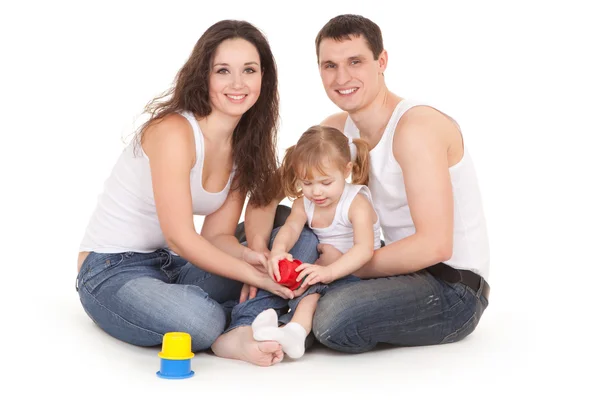 Bir bebekle oynayan genç mutlu aile — Stok fotoğraf
