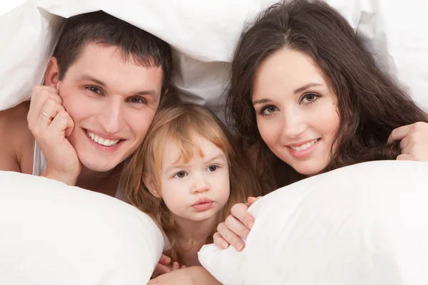 Felice famiglia, madre, padre e figlia che riposano sul bianco b — Foto Stock